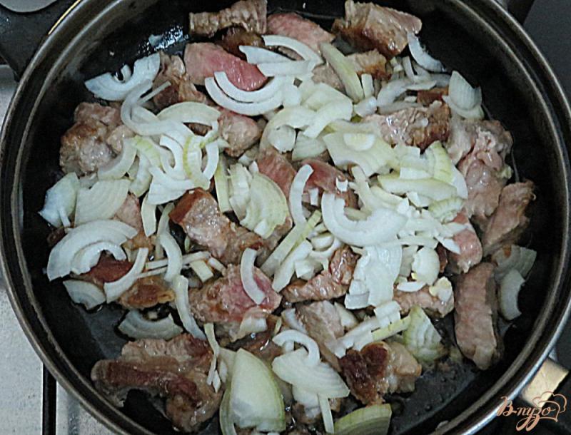 Фото приготовление рецепта: Свинина с солёными огурцами и томатом шаг №4