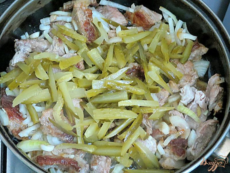 Фото приготовление рецепта: Свинина с солёными огурцами и томатом шаг №5
