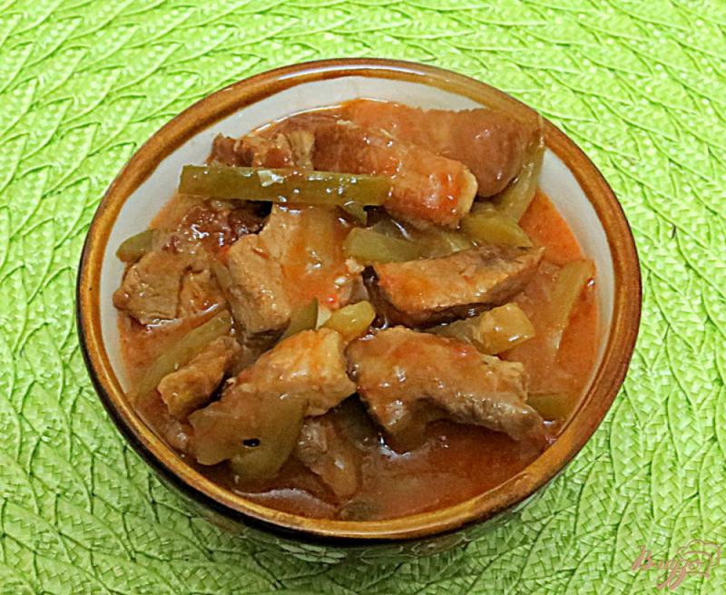 Фото приготовление рецепта: Свинина с солёными огурцами и томатом шаг №9