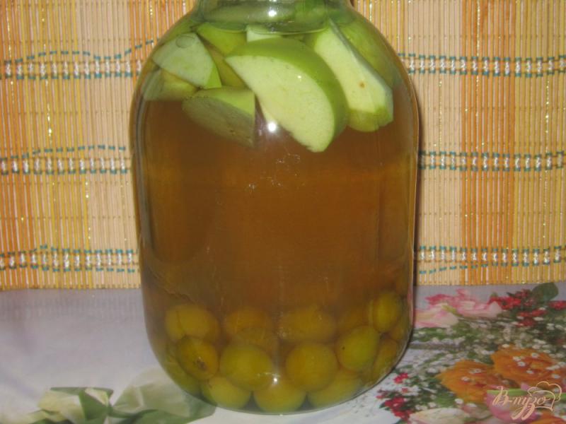 Фото приготовление рецепта: Компот из яблок и алычи на зиму шаг №4