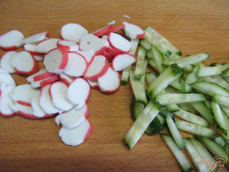 Фото приготовление рецепта: Салат из крабовых палочек с огурцом и сыром шаг №1