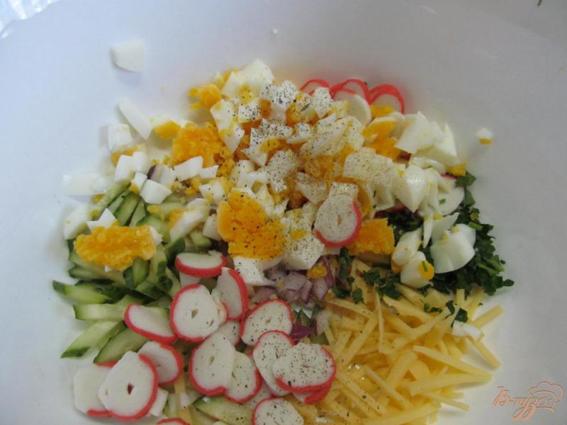 Фото приготовление рецепта: Салат из крабовых палочек с огурцом и сыром шаг №3