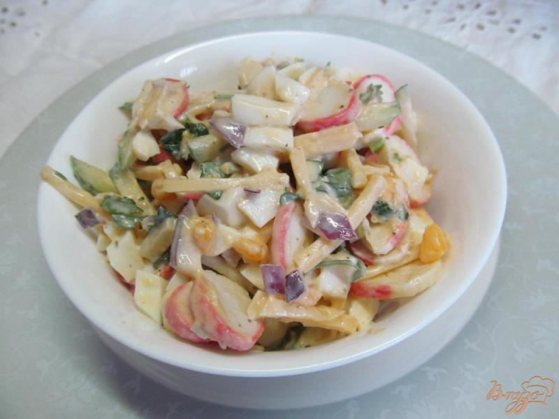 Фото приготовление рецепта: Салат из крабовых палочек с огурцом и сыром шаг №5