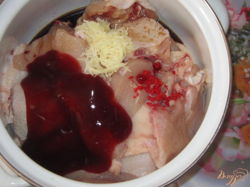 Фото приготовление рецепта: Курица запеченная в томатно-соевом соусе шаг №5