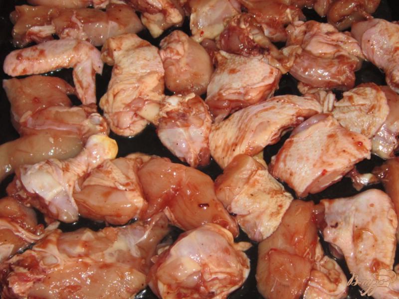 Фото приготовление рецепта: Курица запеченная в томатно-соевом соусе шаг №7