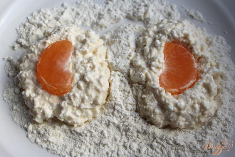 Фото приготовление рецепта: Сырники с мандарином шаг №3
