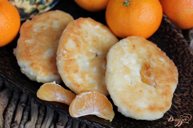 Фото приготовление рецепта: Сырники с мандарином шаг №5