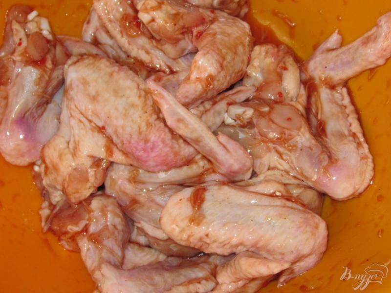 Фото приготовление рецепта: Куриные крылышки в остром соусе шаг №4