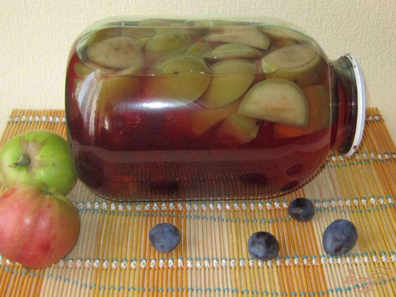 Фото приготовление рецепта: Компот из яблок и слив на зиму шаг №8