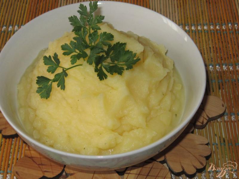Фото приготовление рецепта: Картофельное пюре на молоке с прованскими травами шаг №7