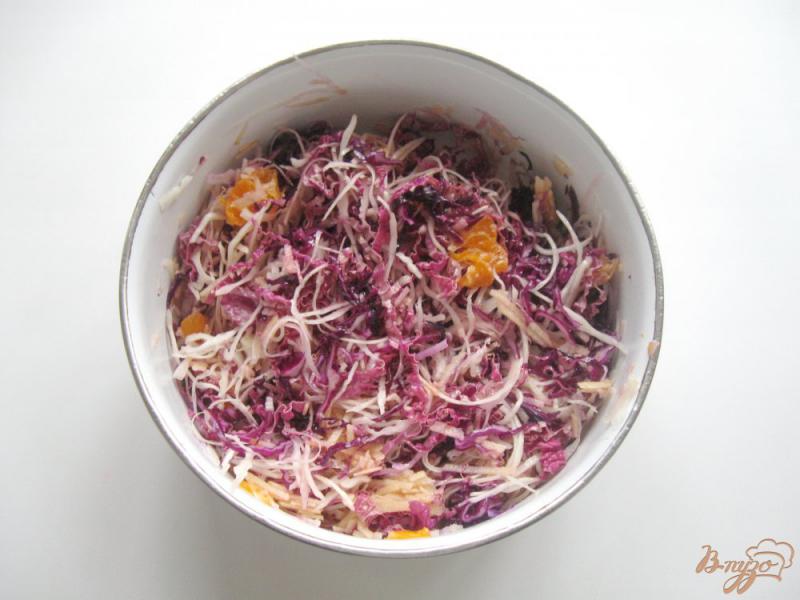 Фото приготовление рецепта: Салат капустный микс с яблоками и мандаринами шаг №7