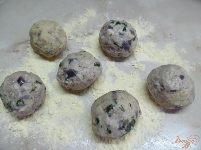Фото приготовление рецепта: Картофельные котлеты со свининой под соусом из огурцов шаг №4