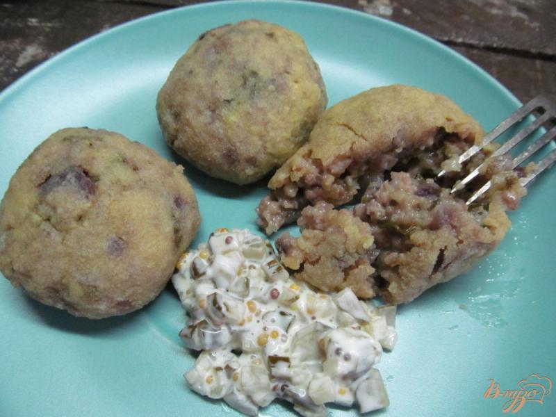 Фото приготовление рецепта: Картофельные котлеты со свининой под соусом из огурцов шаг №8