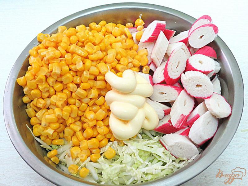 Фото приготовление рецепта: Салат из крабовых палочек, кукурузки и пекинской капусты шаг №4