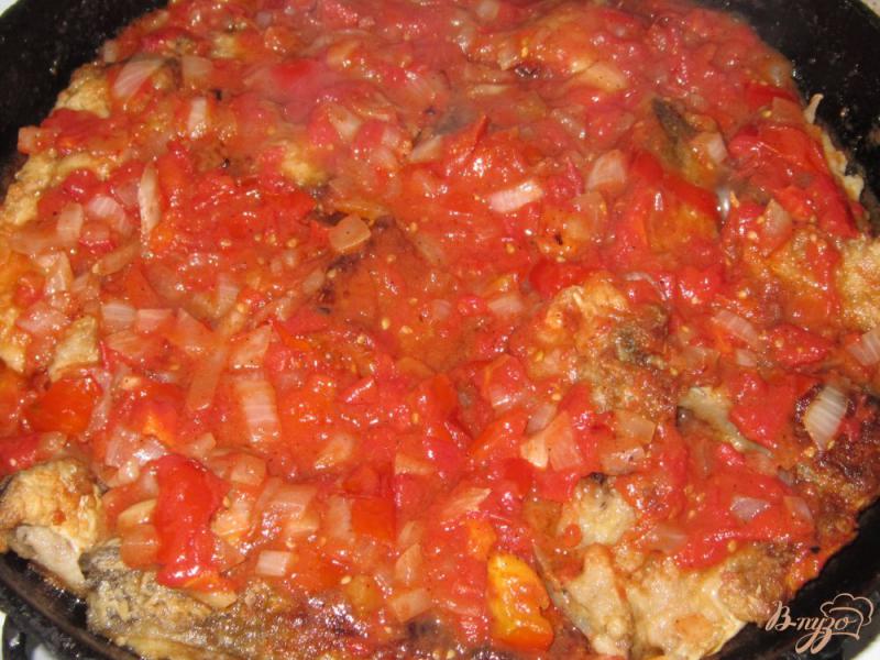 Фото приготовление рецепта: Сазан жареный в томатном соусе шаг №9