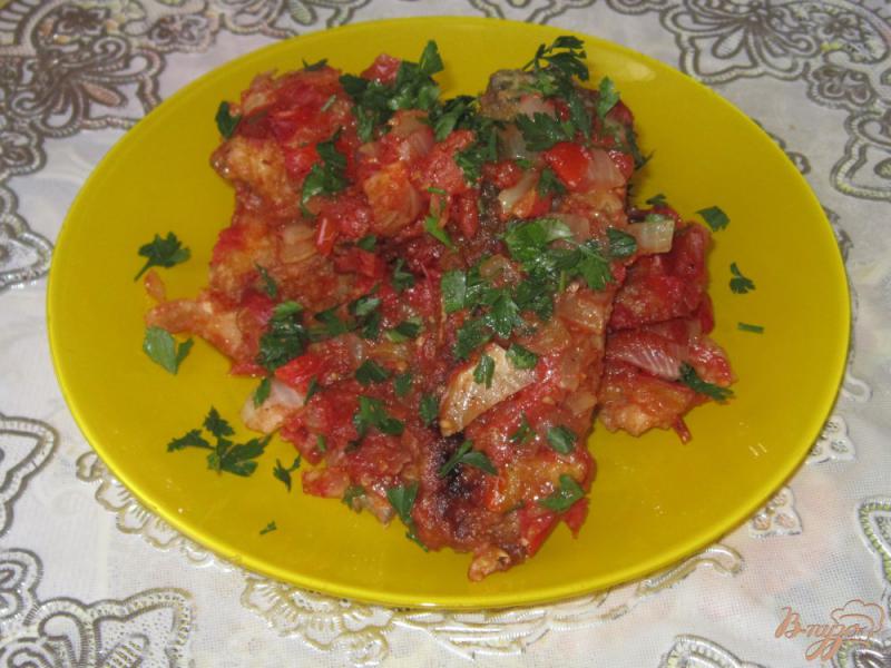 Фото приготовление рецепта: Сазан жареный в томатном соусе шаг №10