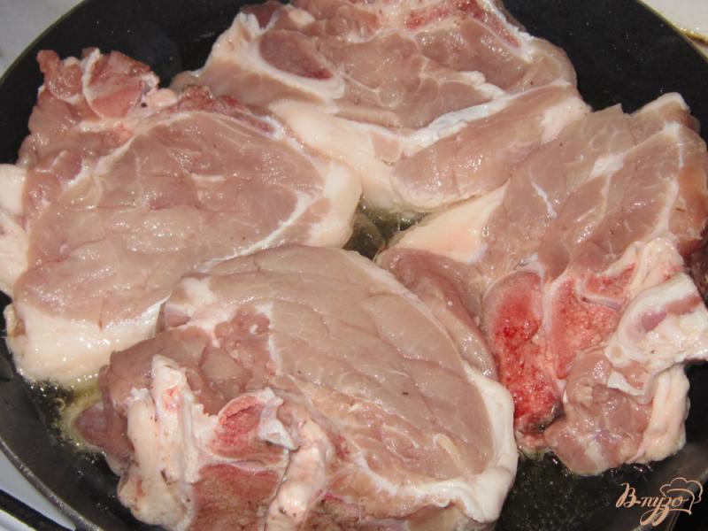 Фото приготовление рецепта: Свиные стейки запеченные с овощами шаг №3