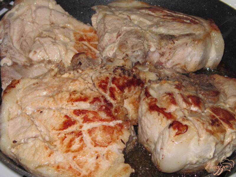 Фото приготовление рецепта: Свиные стейки запеченные с овощами шаг №4