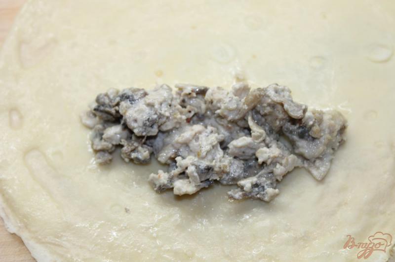 Фото приготовление рецепта: Блины с грибами и мясом индейки шаг №7