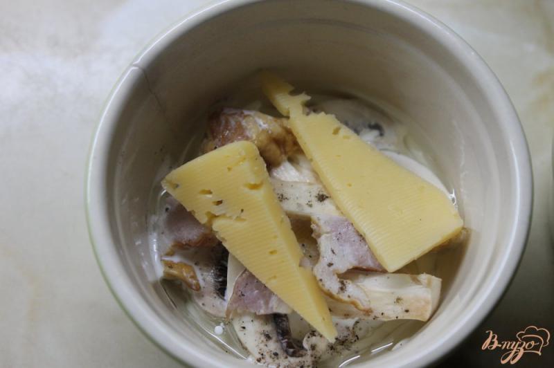 Фото приготовление рецепта: Запеченный картофель с беконом и грибами шаг №6