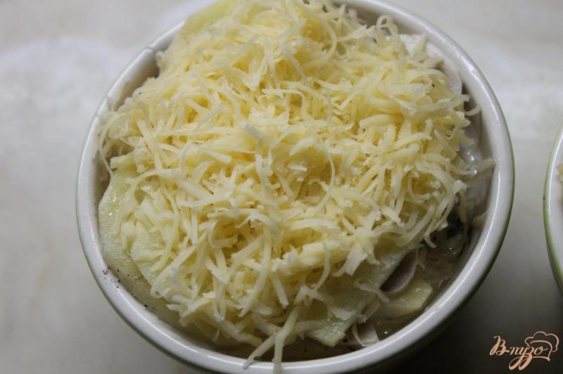 Фото приготовление рецепта: Запеченный картофель с беконом и грибами шаг №7