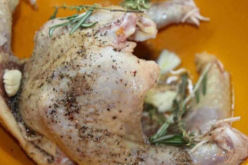 Фото приготовление рецепта: Запеченный цыпленок с розмарином и кукурузой шаг №3
