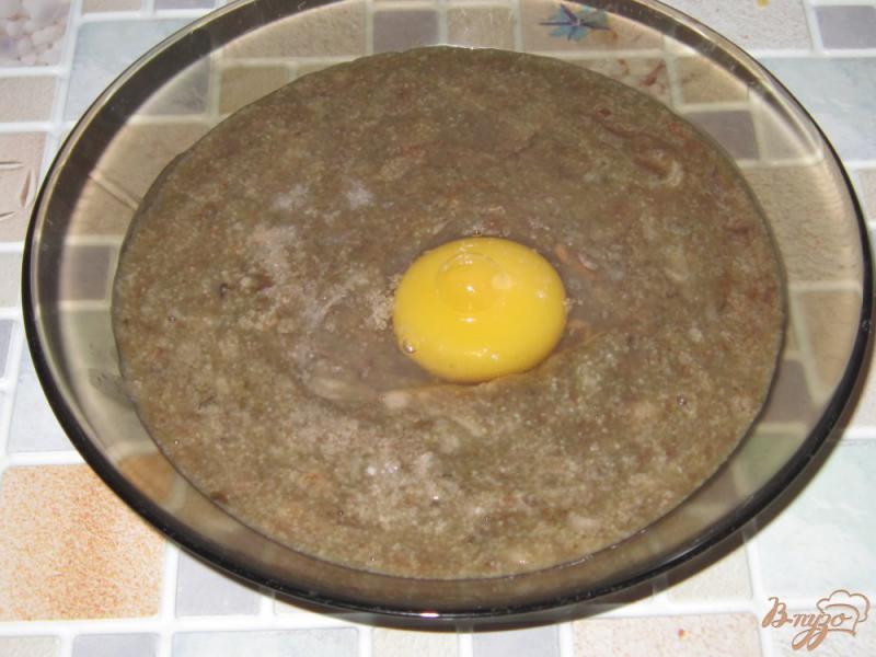 Фото приготовление рецепта: Оладьи из икры толстолобика с колбасой шаг №3