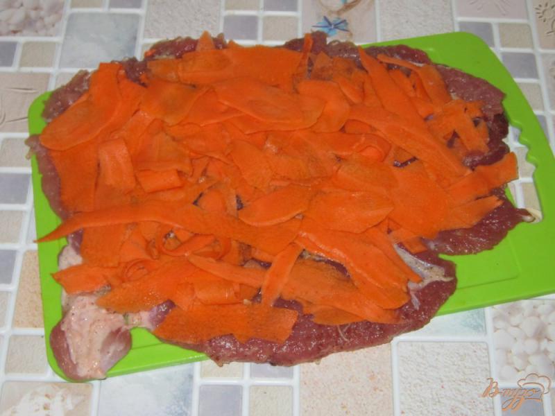 Фото приготовление рецепта: Мясной рулет с яйцом, щавелем и морковью шаг №5