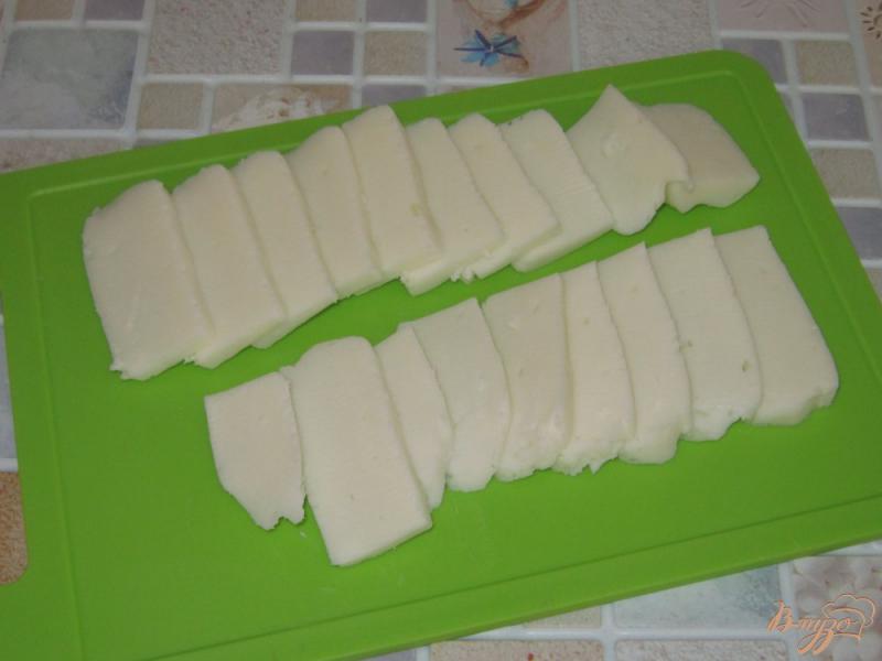 Фото приготовление рецепта: Слойки с сыром сулугуни и кунжутом шаг №2