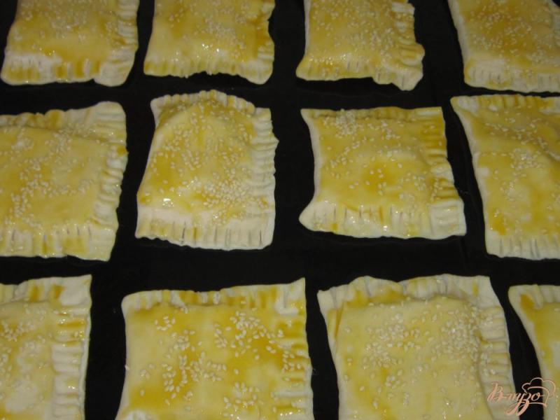 Фото приготовление рецепта: Слойки с сыром сулугуни и кунжутом шаг №7