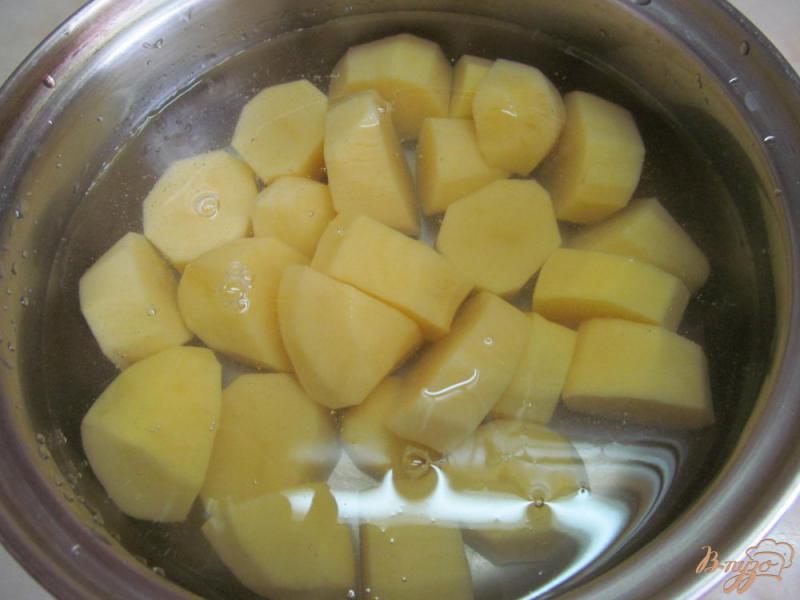 Фото приготовление рецепта: Тушенный картофель в сливках с курицей шаг №1