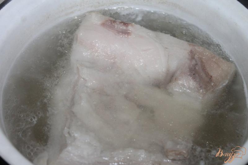 Фото приготовление рецепта: Вареное свиное сало со специями шаг №1