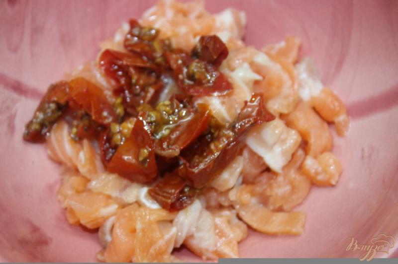 Фото приготовление рецепта: Праздничные бутерброды с вялеными томатами и соленым лососем шаг №3