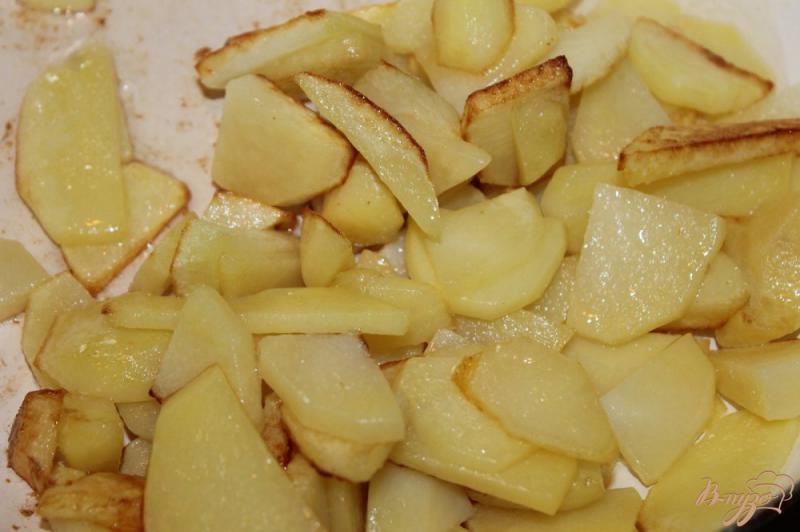 Фото приготовление рецепта: Жаренный картофель с курицей и брокколи шаг №2