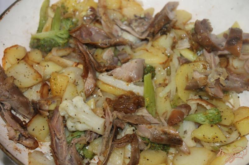 Фото приготовление рецепта: Жаренный картофель с курицей и брокколи шаг №5