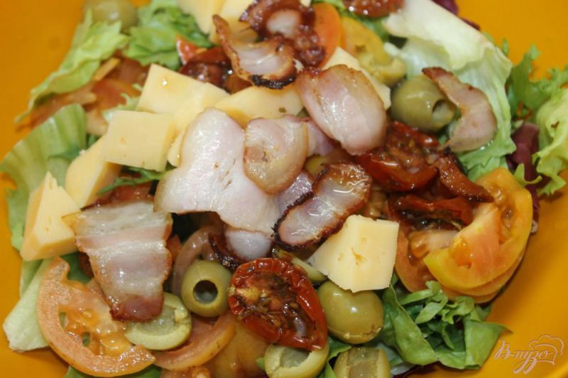 Фото приготовление рецепта: Овощной салат с жаренным беконом и горчичным соусом шаг №7