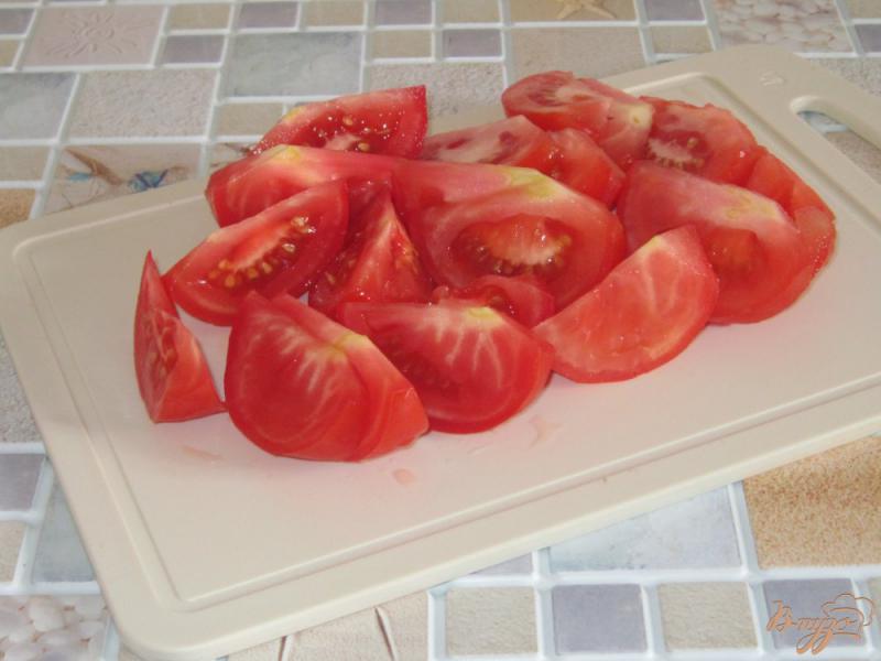 Фото приготовление рецепта: Салат из помидоров и огурцов в сметане  с чесноком шаг №2