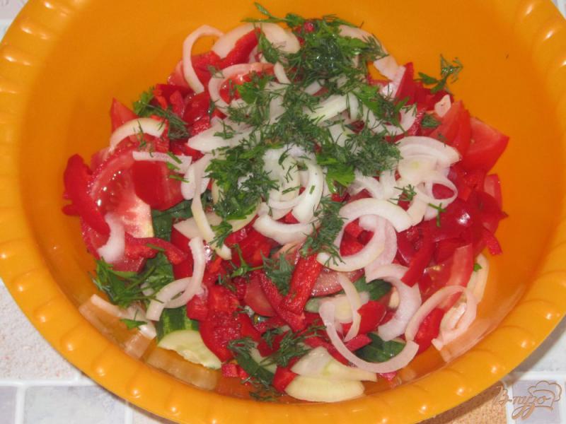 Фото приготовление рецепта: Салат из помидоров и огурцов в сметане  с чесноком шаг №6