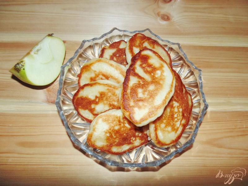 Фото приготовление рецепта: Дрожжевые оладьи с яблоками на молоке шаг №7