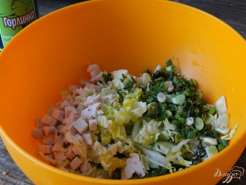 Фото приготовление рецепта: Салат с овощами и куриным филе шаг №4