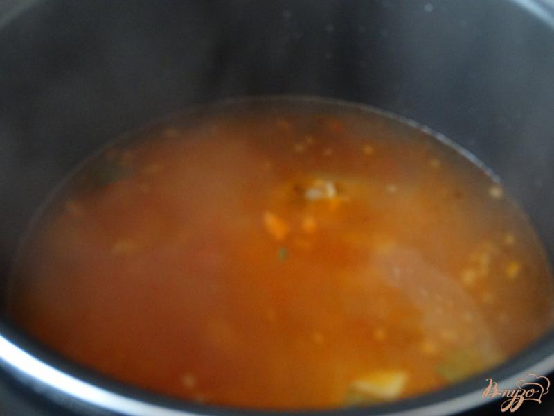 Фото приготовление рецепта: Суп с куриными крыльями и яичной лапшой шаг №5
