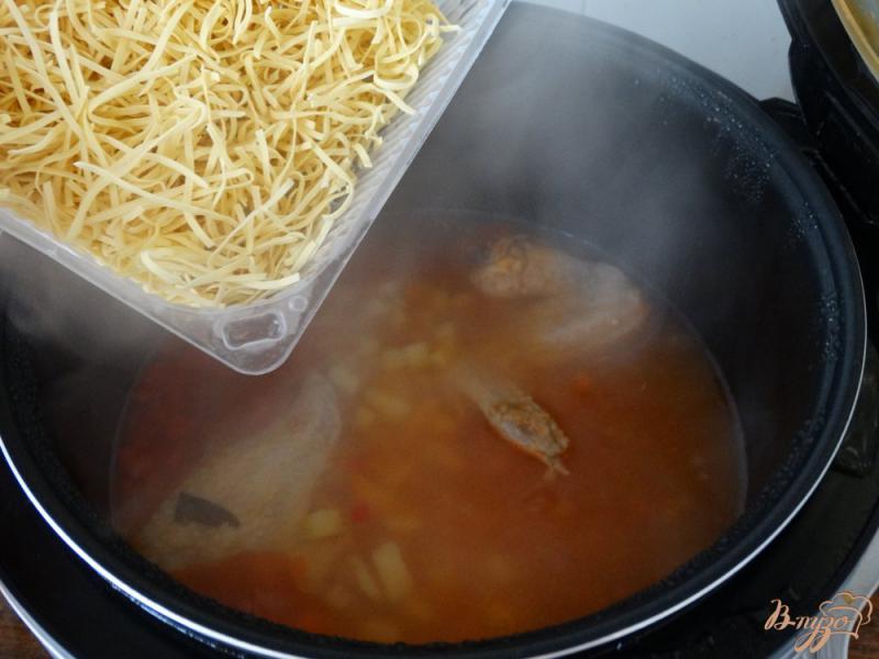 Фото приготовление рецепта: Суп с куриными крыльями и яичной лапшой шаг №6