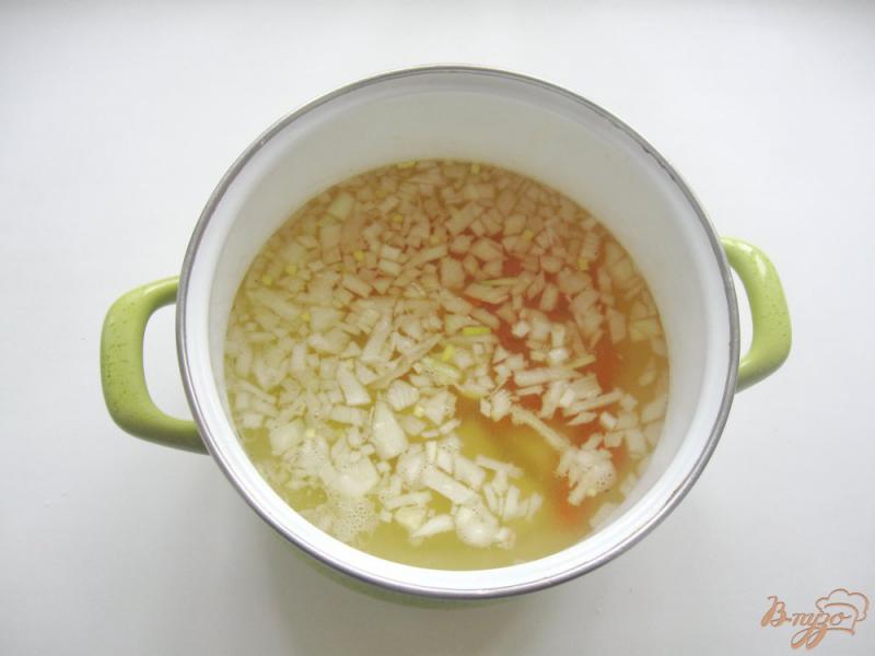 Фото приготовление рецепта: Куриный суп с пастой фарфалле шаг №3
