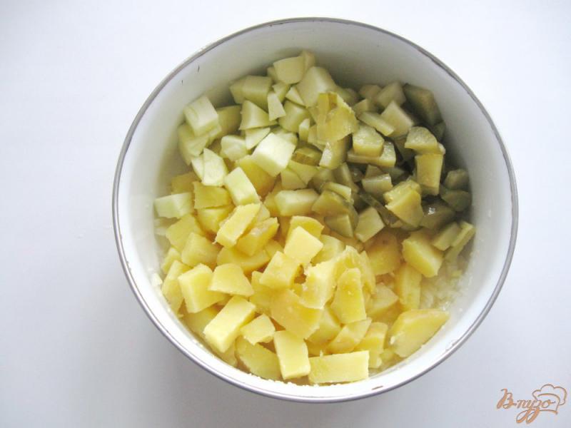 Фото приготовление рецепта: Тёплый картофельный салат с яблоком и огурцом шаг №6