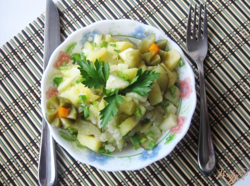 Фото приготовление рецепта: Тёплый картофельный салат с яблоком и огурцом шаг №7