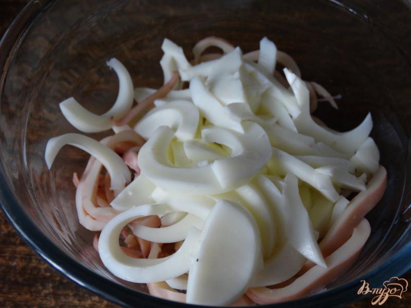 Фото приготовление рецепта: Салат с крабовыми палочками и кальмарами шаг №2