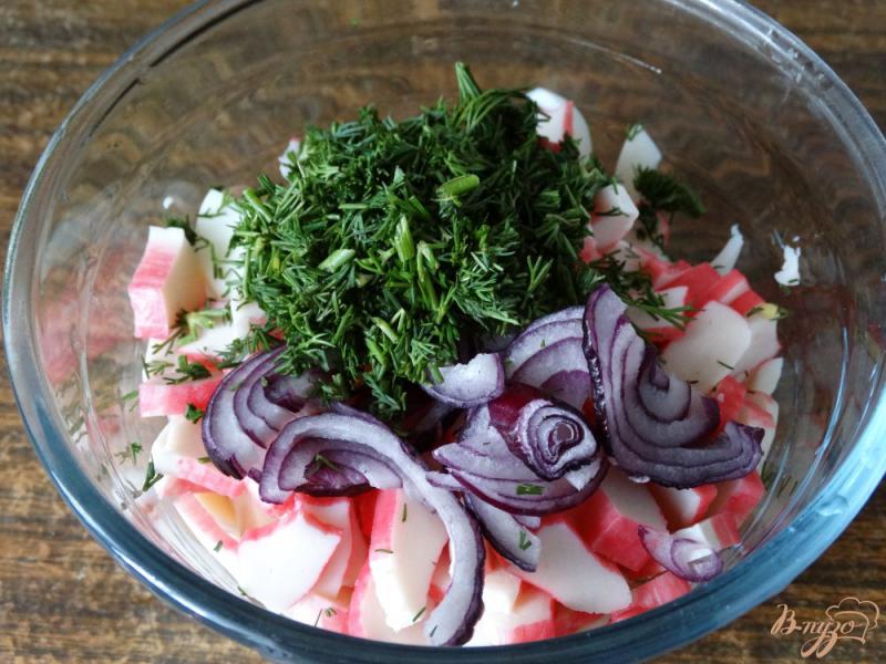 Фото приготовление рецепта: Салат с крабовыми палочками и кальмарами шаг №4
