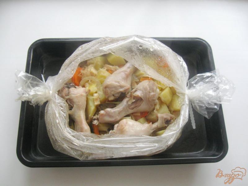 Фото приготовление рецепта: Куриные голени с овощами в рукаве шаг №9