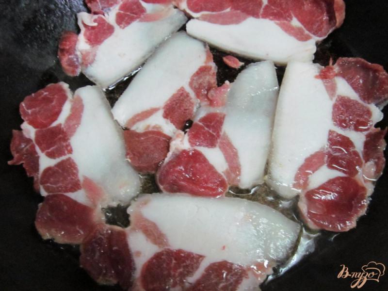 Фото приготовление рецепта: Жареный картофель на свиной грудинке шаг №2