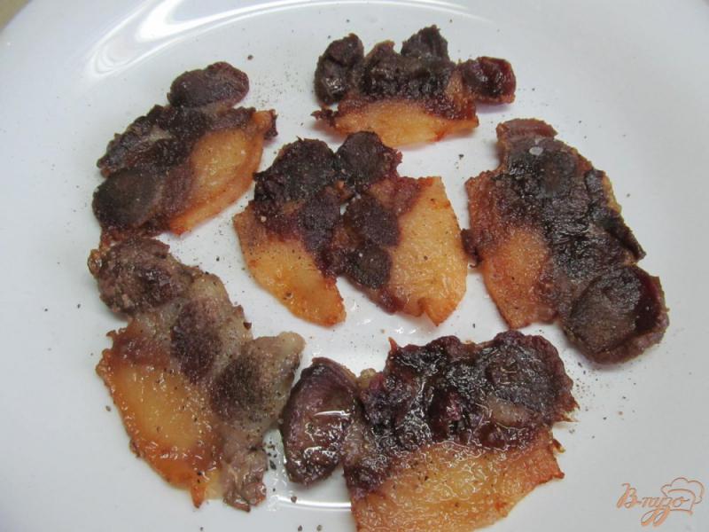 Фото приготовление рецепта: Жареный картофель на свиной грудинке шаг №4